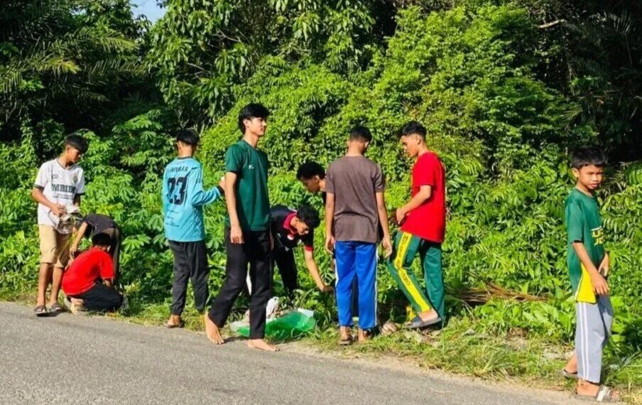 Pondok Pesantren (Ponpes) Arroyan, naungan DPD LDII Kota Pangkalpinang, melibatkan ratusan santri melaksanakan kerja bakti. Foto: LINES.