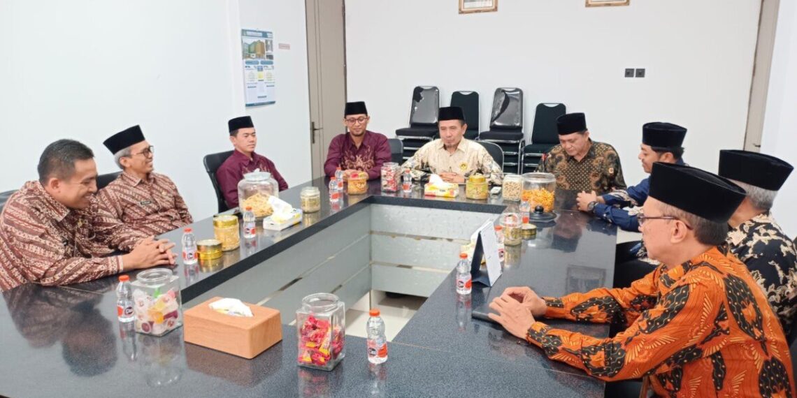 Ketua DPD LDII Kabupaten Majalengka, Atje Kusnadi bersama jajaran pengurus silaturrahim. Foto: LINES.