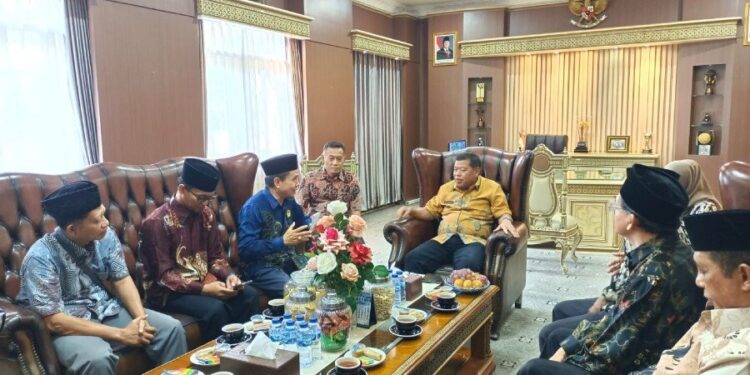 Ketua DPD LDII Kabupaten Majalengka, Atje Kusnadi bersama jajaran pengurus, audiensi dengan Bupati Majalengka, Eman Suherman. Foto: LINES.