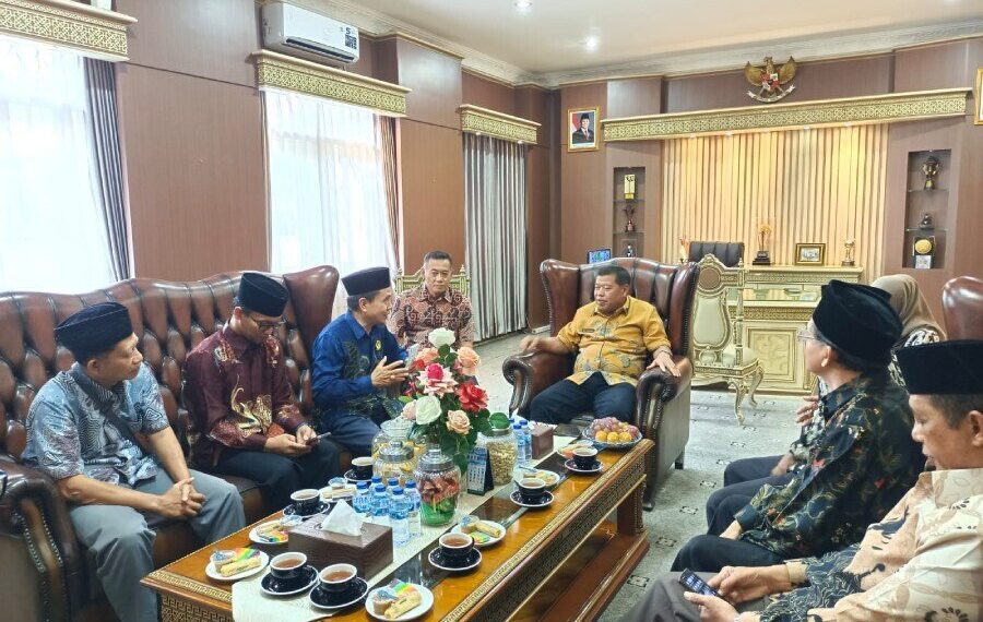 Ketua DPD LDII Kabupaten Majalengka, Atje Kusnadi bersama jajaran pengurus, audiensi dengan Bupati Majalengka, Eman Suherman. Foto: LINES.