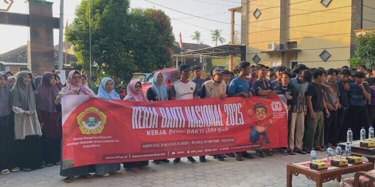 DPD LDII Kota Metro melaksanakan kerja bakti membersihkan lingkungan sekitar bersama Camat Metro Timur dan Lurah Iringmulyo. Foto: LINES.