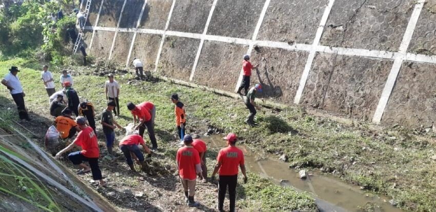 Ratusan warga LDII dari Kapanewon Saptosari turun ke lapangan dalam kerja bakti massal membersihkan sungai. Foto: LINES.