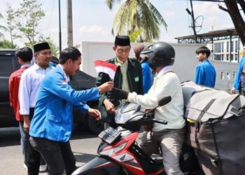 Sambut HUT ke-80 RI, Polres Takalar dan Ormas Islam Bagikan Bendera Merah Putih