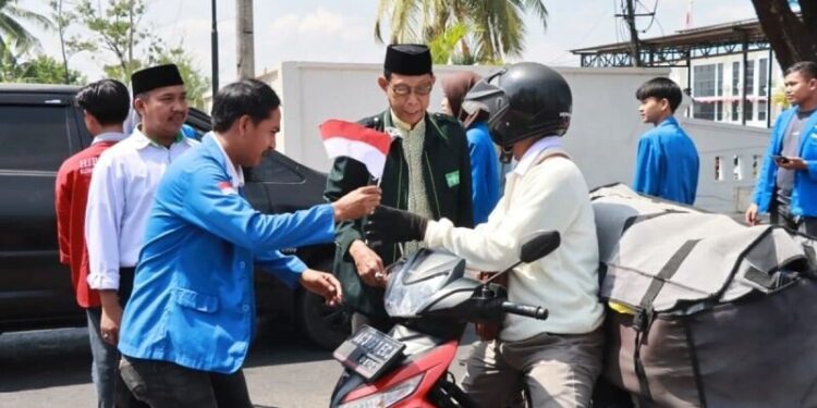 Polres Takalar bersama-sama dengan ormas-ormas membagikan bendera merah putih kepada para pengguna jalan, termasuk LDII Takalar. Foto: LINES.