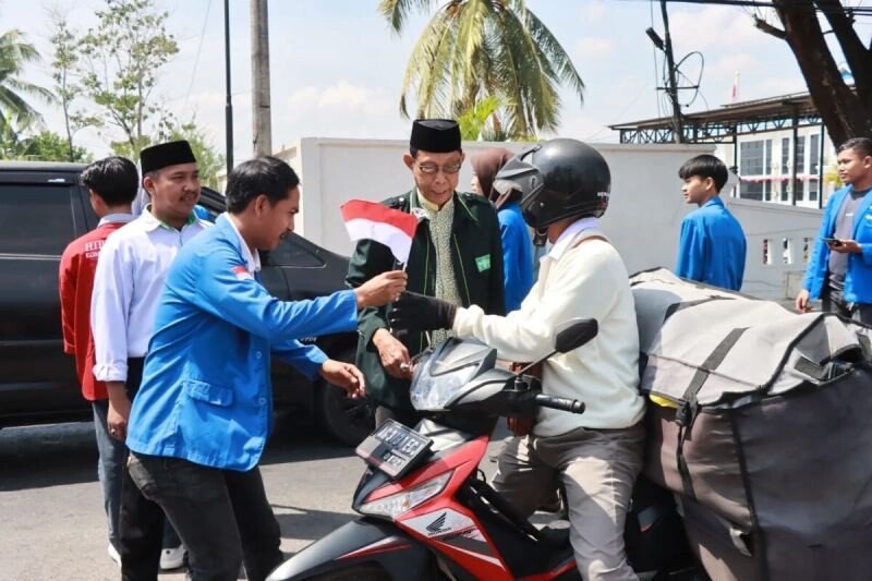 Polres Takalar bersama-sama dengan ormas-ormas membagikan bendera merah putih kepada para pengguna jalan, termasuk LDII Takalar. Foto: LINES.