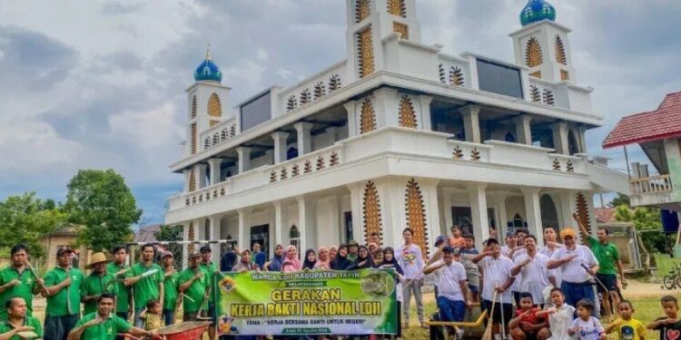 Hari Ulang Tahun ke-80 Republik Indonesia, warga LDII Kabupaten Tapin menggelar kegiatan “Kerja Bakti LDII”. Foto: LINES.