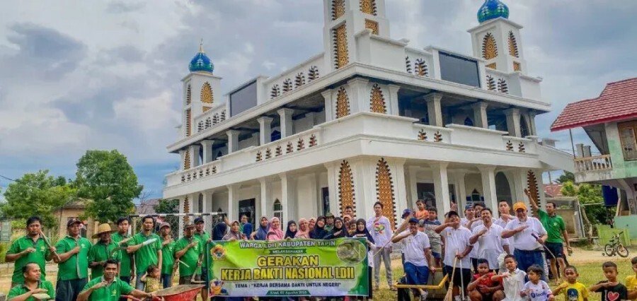 Hari Ulang Tahun ke-80 Republik Indonesia, warga LDII Kabupaten Tapin menggelar kegiatan “Kerja Bakti LDII”. Foto: LINES.