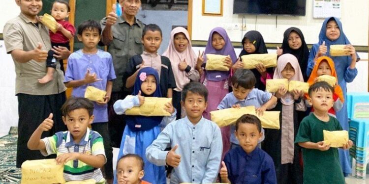 Taman Pendidikan Al Quran (TPQ) Nurul Huda naungan PAC LDII Troketon menerima hadiah lomba HUT RI ke 80. Foto: LINES.