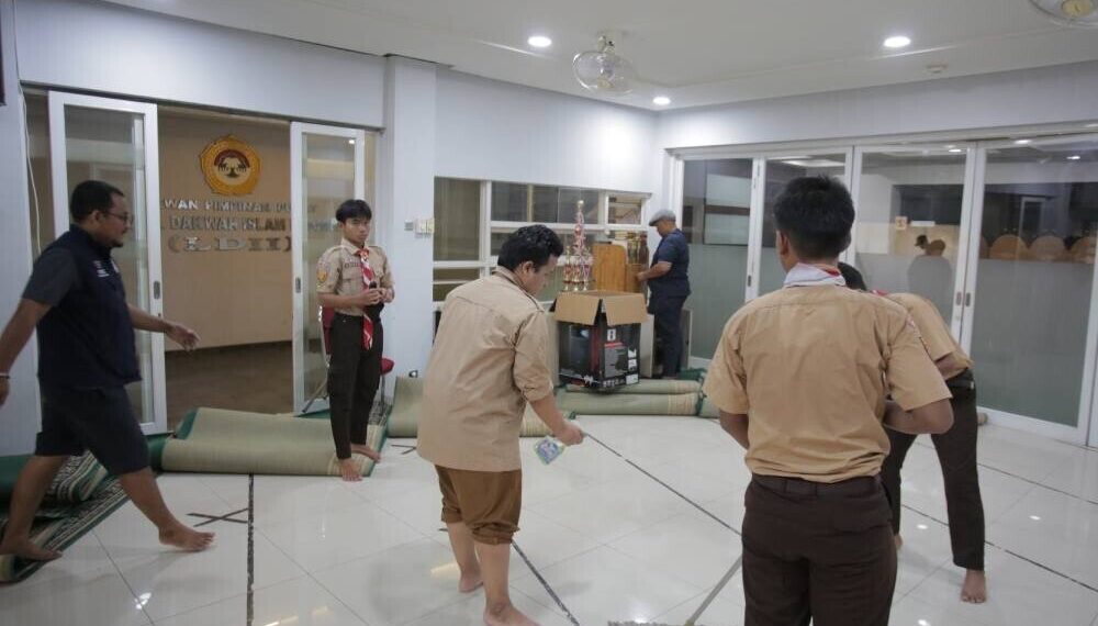 LDII selalu menjaga kebersihan masjidnya termasuk dengan rutin mengepel masjid. Foto: LINES.
