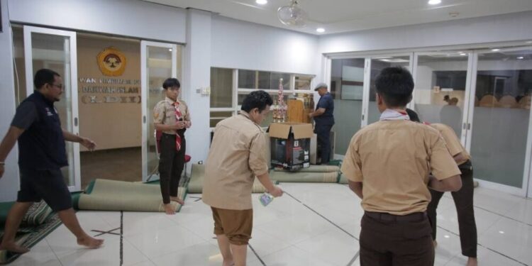 LDII selalu menjaga kebersihan masjidnya termasuk dengan rutin mengepel masjid. Foto: LINES.