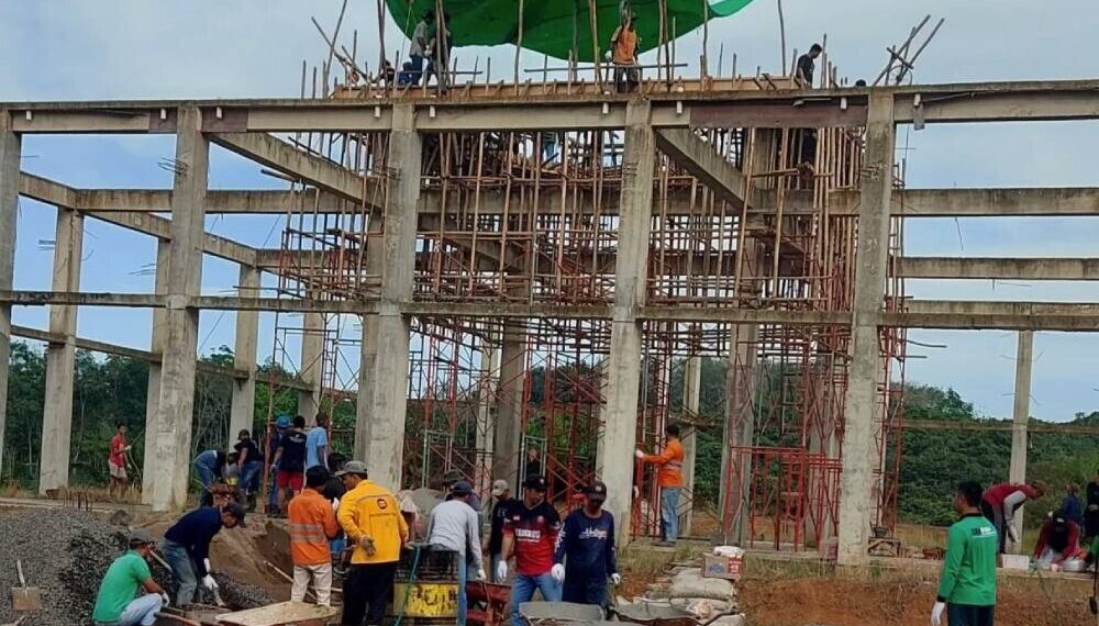 Warga PC LDII Batusopang, Kabupaten Paser menggelar kerja bakti pengecoran kubah masjid. Foto: LINES.