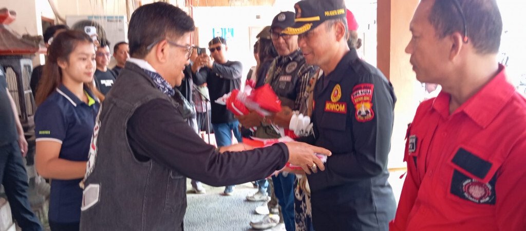 Warga LDII Denpasar turut menyemarakkan peringatan Kemerdekaan Republik Indonesia ke-80 dengan pembagian bendera. Foto: LINES.