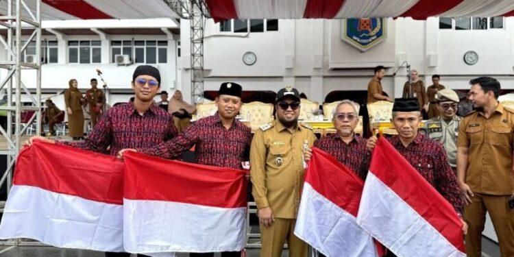 Perwakilan pengurus LDII Kabupaten Paser menghadiri Apel Pembagian Bendera Merah Putih yang digelar di Halaman Kantor Bupati Paser. Foto: LINES.