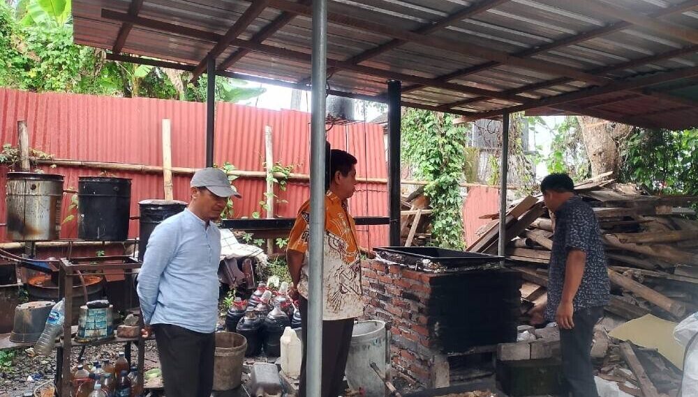 Asisten Pengawas (Aswas) Kejaksaan Tinggi (Kejati) Bali Susilo mengunjungi pengolahan sampah plastik menjadi bahan bakar minyak (BBM) warga LDII. Foto: LINES.