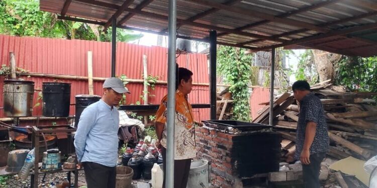 Asisten Pengawas (Aswas) Kejaksaan Tinggi (Kejati) Bali Susilo mengunjungi pengolahan sampah plastik menjadi bahan bakar minyak (BBM) warga LDII. Foto: LINES.