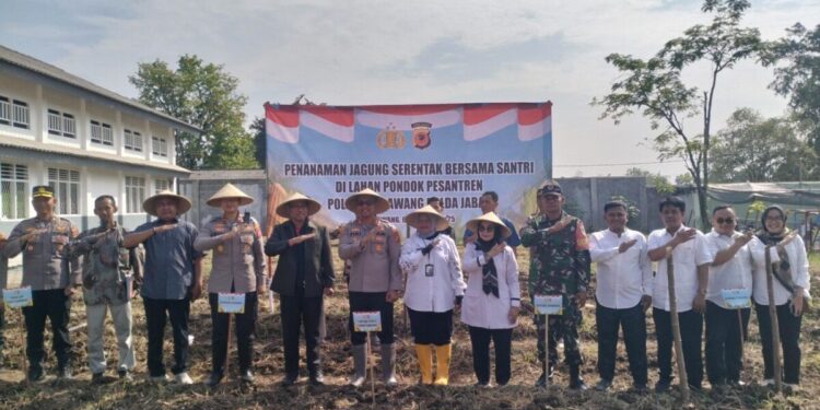 Polres Karawang bersama DPD LDII Kabupaten Karawang menggelar penanaman jagung serentak di lahan Pondok Pesantren Wali Barokah. Foto: LINES.