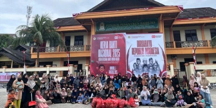 Kerja Bakti LDII Kota Balikpapan melibatkan santri dan warga Ponpes Bairuha. Foto: LINES.