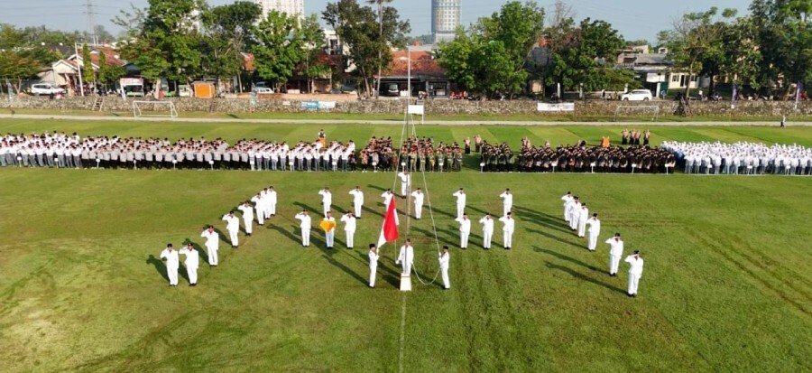 Pondok Pesantren Sumber Barokah Karawang peringati HUT RI ke 80 dengan upacara bendera. Foto: LINES.