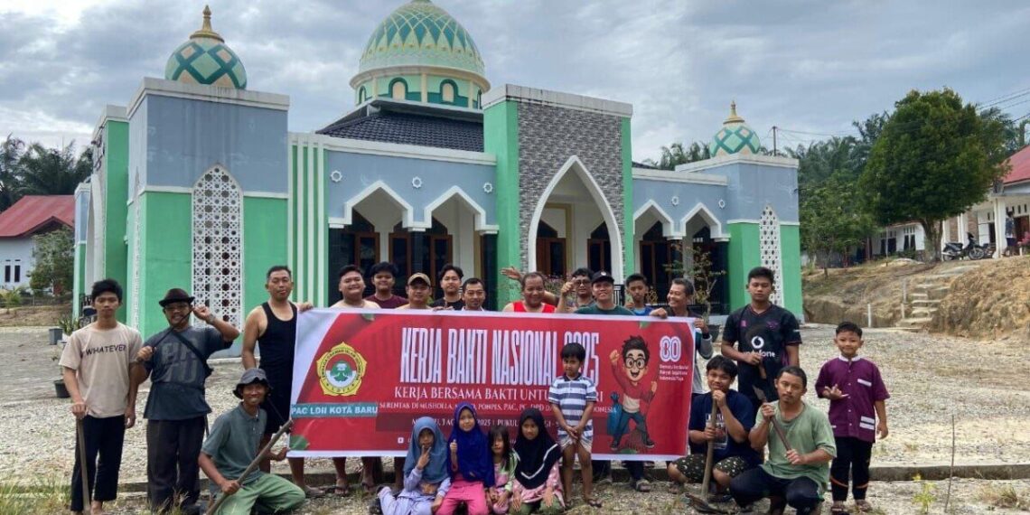 Sambut HUT ke-80 RI, LDII Rokan Hulu Menggelar Kerja Bakti Lingkungan. Foto: LINES.
