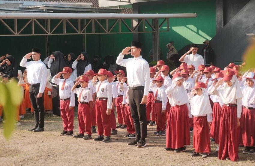 Ratusan siswa dari TK dan Madrasah Ibtidaiyah (MI) Insan Utama naungan DPD LDII Bantul mengikuti upacara bendera. Foto: LINES.