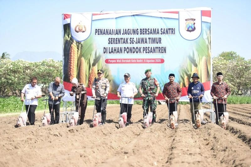 Polres Kediri Kota berkolaborasi dengan Yayasan Wali Barokah melaksanakan program “Penanaman Jagung Bersama Santri Serentak se-Jawa Timur. Foto: LINES.