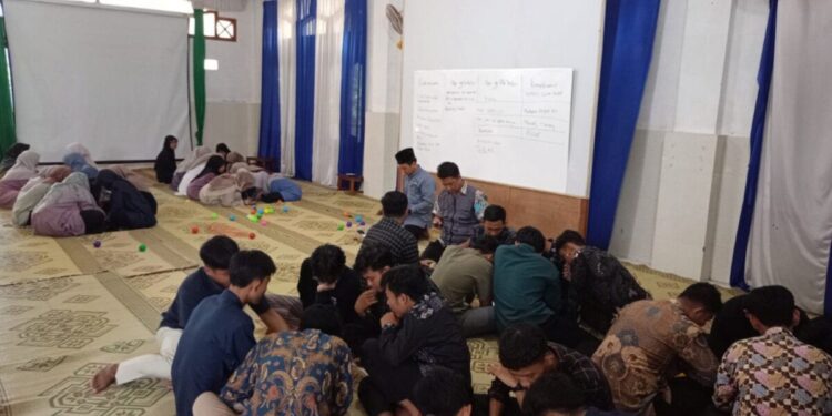 Puluhan santri baru Pondok Pesantren Haji Muhammad Usman, naungan PC LDII Wonosari mengikuti Training of Trainer. Foto: LINES.