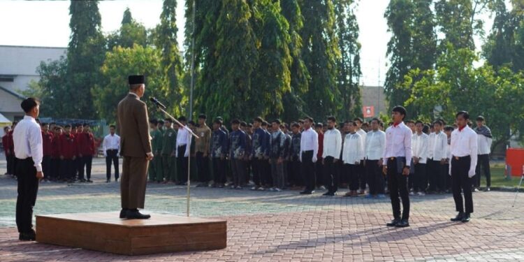 Pondok Pesantren Millenium Alfiena, Lengkong, Nganjuk, Jawa Timur menggelar upacara bendera peringatan HUT ke-80 RI. Foto: LINES.