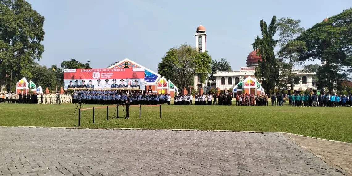 Pemerintah Kabupaten Subang menggelar upacara pengibaran bendera merah putih dalam memperingati Hari Ulang Tahun (HUT) ke-80 Kemerdekaan Republik Indonesia. Upacara tersebut berlangsung di Alun-alun Kabupaten Subang, Minggu (17/8). Foto: LINES