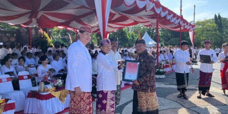Warga LDII Bali, Fathol Hadi, menerima penghargaan Satyalancana Kebaktian Sosial dari Gubernur Bali. Foto: LINES.