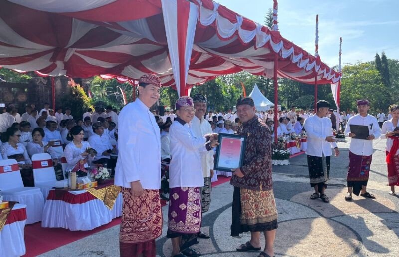 Warga LDII Bali, Fathol Hadi, menerima penghargaan Satyalancana Kebaktian Sosial dari Gubernur Bali. Foto: LINES.