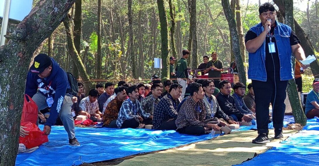 Ratusan generasi muda dari wilayah eks-Karesidenan Kedu berkumpul di Pantai Laguna, Desa Lembupurwo, Kecamatan Mirit, Kabupaten Kebumen, Minggu (20/7/2025). Foto: LINES