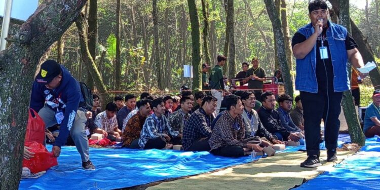 Ratusan generasi muda dari wilayah eks-Karesidenan Kedu berkumpul di Pantai Laguna, Desa Lembupurwo, Kecamatan Mirit, Kabupaten Kebumen, Minggu (20/7/2025). Foto: LINES