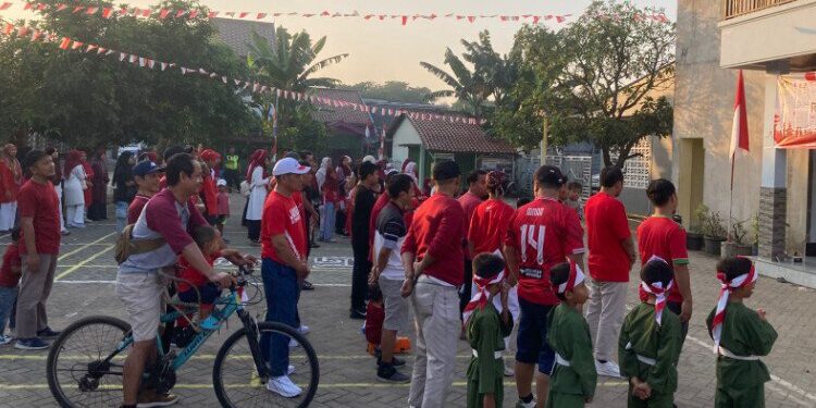 Memperingati Hari Ulang Tahun (HUT) ke-80 Kemerdekaan Republik Indonesia, PC LDII Setu menggelar upacara bendera dan jalan sehat bersama warga pada Sabtu, (17/8/2025). Foto: LINES