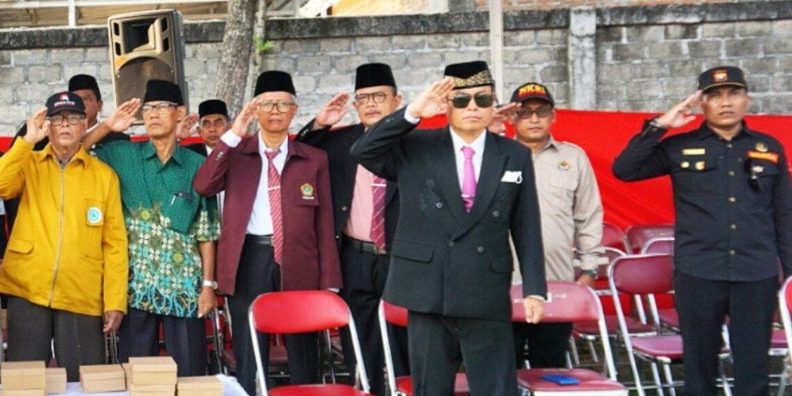 LDII Pedan menghadiri upacara penurunan bendera Merah Putih. Acara berlangusng di Lapangan Gelora Merdeka Pedan, Kabupaten Klaten, Minggu (17/8) sore. Foto: LINES