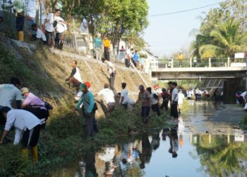 LDII Gunungkidul Bersihkan Sungai Wonosari, DLH Beri Apresiasi