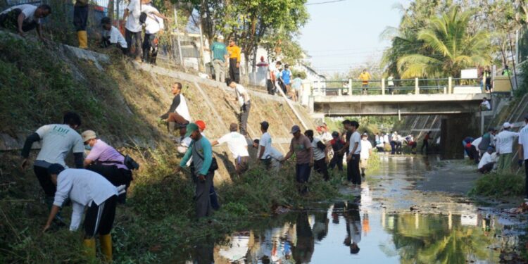 DPD LDII Gunungkidul menggelar kerja bakti massal bersama Dinas Lingkungan Hidup (DLH) dengan membersihkan aliran sungai di Kota Wonosari, Sabtu pagi (16/8/2025). Foto: LINES