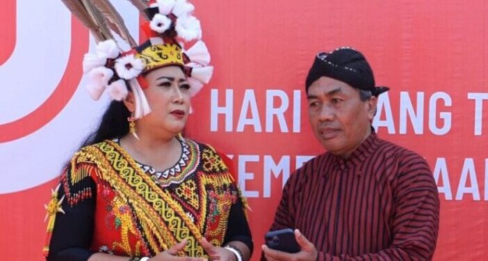 Bupati Gunungkidul, Endah Subekti Kuntariningsih, yang bertindak sebagai inspektur upacara di alun-alun Pemda Gunungkidul pada Minggu (17/8/2025). Foto: LINES