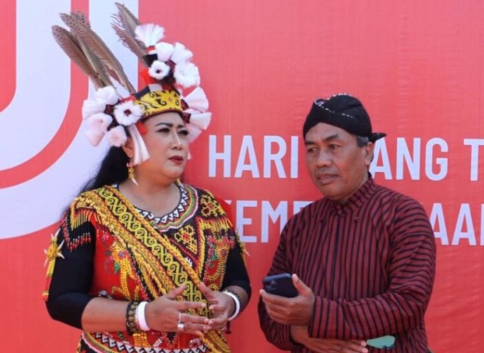 Bupati Gunungkidul, Endah Subekti Kuntariningsih, yang bertindak sebagai inspektur upacara di alun-alun Pemda Gunungkidul pada Minggu (17/8/2025). Foto: LINES