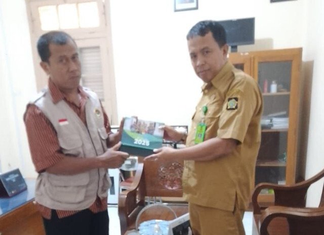 Ketua PC LDII Galur, Pujimin, silaturahmi dengan Panewu Galur, Sunarya, untuk memperkenalkan organisasi sekaligus membuka ruang kerja sama dengan pemerintah setempat. Foto: LINES
