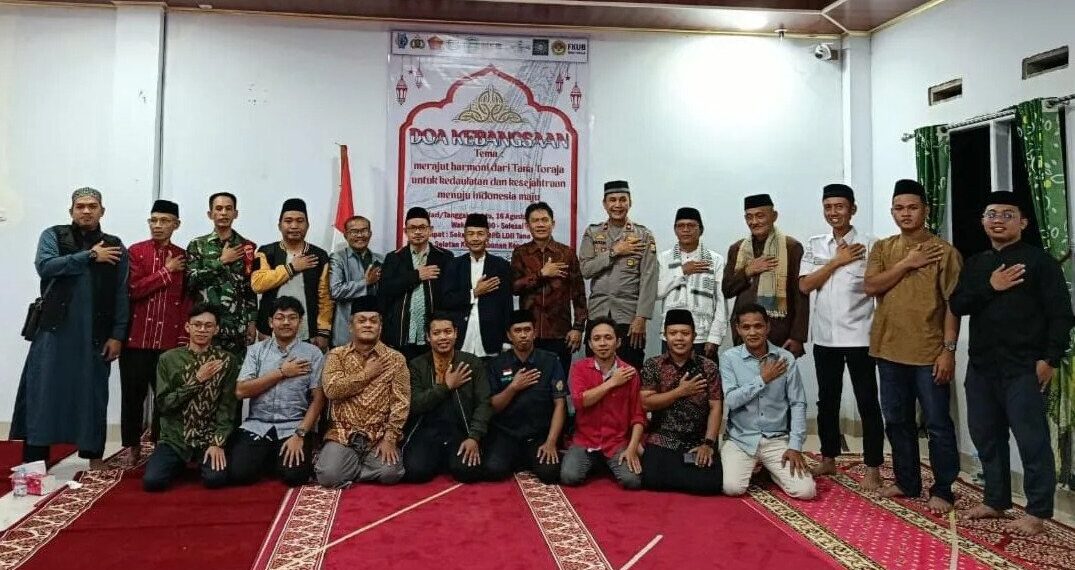 DPD LDII Tana Toraja menghelat Doa Kebangsaan pada malam peringatan HUT ke-80 RI di Sekretariat LDII Tana Toraja, Tambunan, Makale Utara, Sabtu (16/8). Foto: LINES
