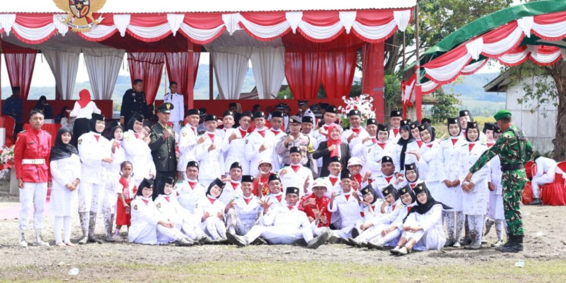 Pada upacara peringatan HUT ke-80 Kemerdekaan RI di Kecamatan Waeapo, dua remaja LDII Kecamatan Waeapo terpilih sebagai anggota Pasukan Pengibar Bendera (Paskibra). Foto: LINES