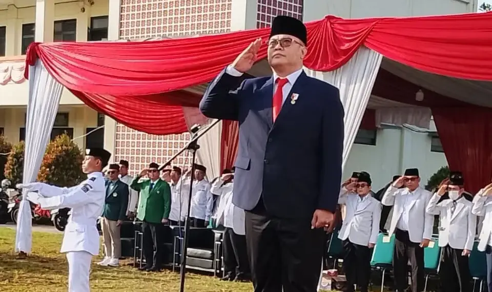 Ketua DPW LDII Jawa Barat, Dicky Harun, bertindak sebagai inspektur upacara peringatan HUT ke-80 RI yang digelar di halaman Masjid Baitul Faqih, Kalimulya, Depok, Minggu (17/8). Foto: LINES