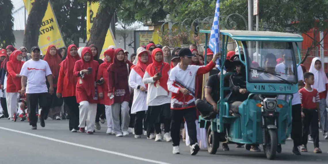 Pondok Pesantren Wali Barokah (PPWB) Kota Kediri, Jawa Timur, menggelar jalan santai pada Sabtu (23/8). Foto: LINES