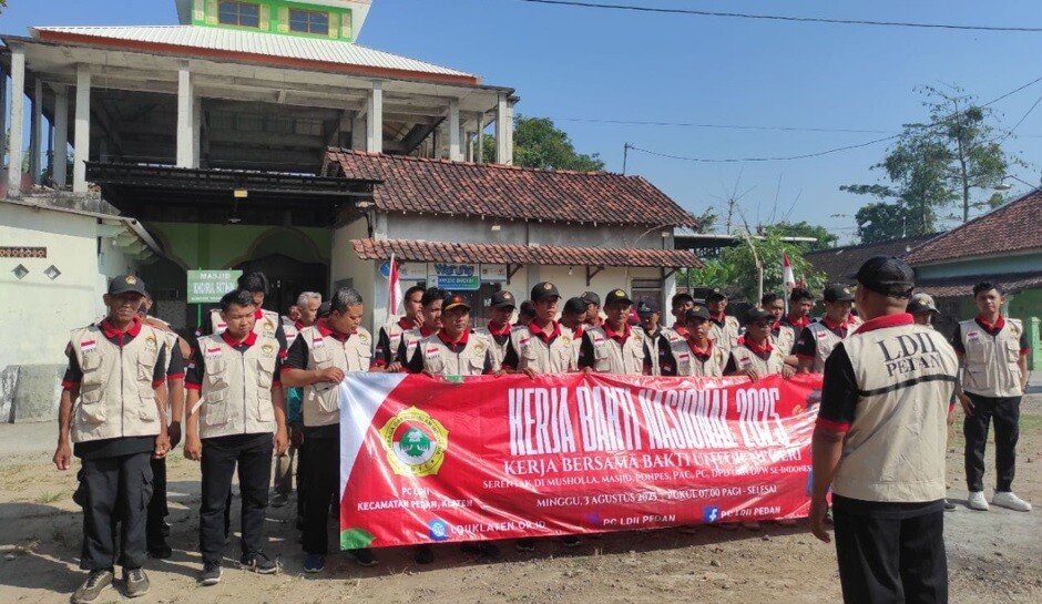 PC LDII Pedan menggelar kerja bakti massal di Komplek Masjid Khoirul Fatihin, Sonayan, Desa Ngaren, Minggu pagi, (3/8/2025). Foto: LINES