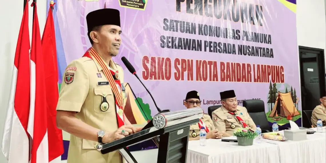 Ketua Kwartir Cabang (Kwarcab) Gerakan Pramuka Kota Bandar Lampung, Suhendar Zuber, melantik kepengurusan Sako SPN Bandar Lampung, masa bakti 2024-2029. Foto: LINES