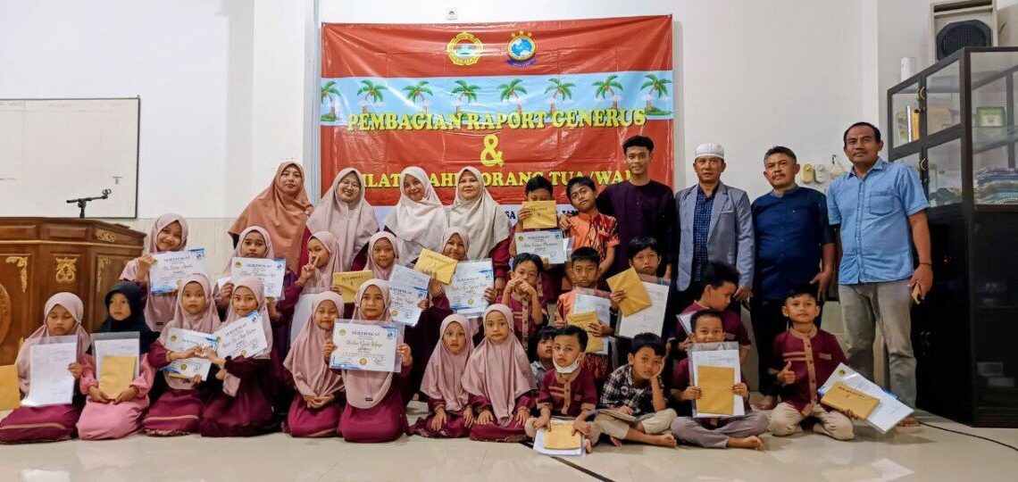 Taman Pendidikan Al-Qur'an (TPA) Al-Barokah Desa Makmur Jaya, Satui, Tanah Bumbu, Kalimantan Selatan membagikan laporan semester genap (rapor) apresiasi santri didik hasil belajar di semester sebelumnya. Foto: LINES