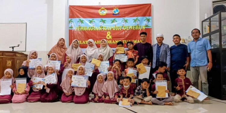 Taman Pendidikan Al-Qur'an (TPA) Al-Barokah Desa Makmur Jaya, Satui, Tanah Bumbu, Kalimantan Selatan membagikan laporan semester genap (rapor) apresiasi santri didik hasil belajar di semester sebelumnya. Foto: LINES