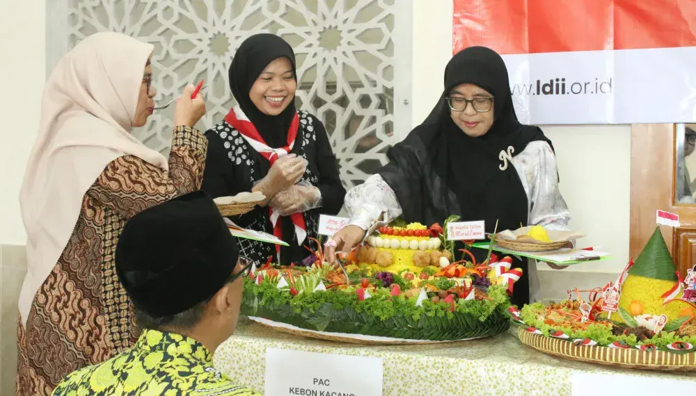 PC LDII Kecamatan Gambir, Jakarta Pusat menggelar berbagai perlombaan, salah satunya Lomba Kreasi Tumpeng antar-Majelis Taklim yang digelar pada Minggu (17/8/2025). Foto: LINES