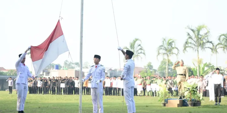 Pimpinan Cabang (PC) LDII Kecamatan Cileunyi, Kabupaten Bandung, Jawa Barat menggelar upacara peringatan HUT ke-80 Kemerdekaan Republik Indonesia di lapangan Kompleks Baitul Manshurin, Minggu (17/8). Foto: LINES