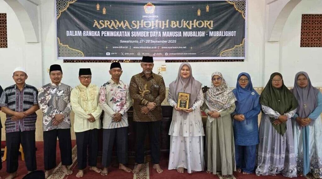 Ketua DPRD Sawahlunto, Susi Haryati menghadiri pembukaan “Asrama Hadits Shahih Bukhari”, di Masjid Uswatun Hasanah, naungan DPD LDII Sawahlunto. Foto: LINES.